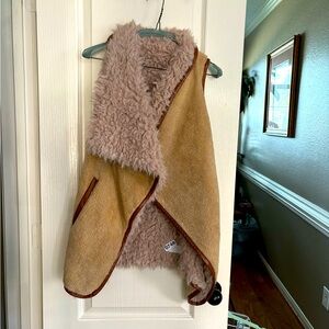 Fun faux fur/leather cardigan type piece for‎ layering. Size large.